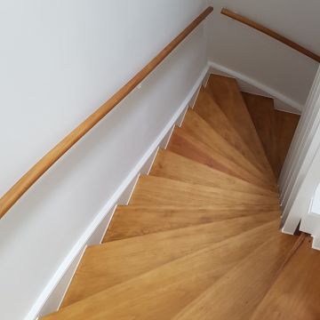 Treppe geschliffen, gebeizt und geoelt Bremen.jpg